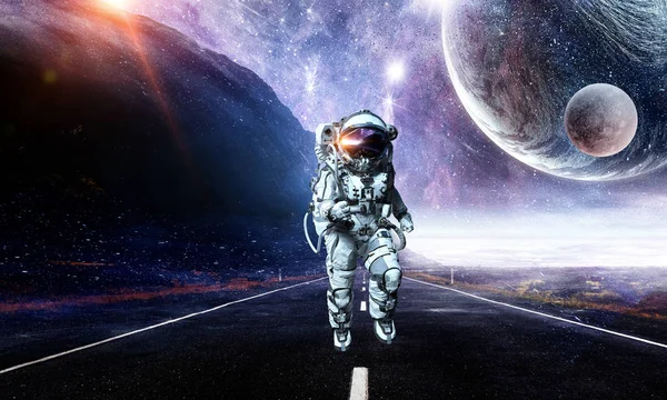 Spaceman berjalan cepat. Campuran media — Stok Foto