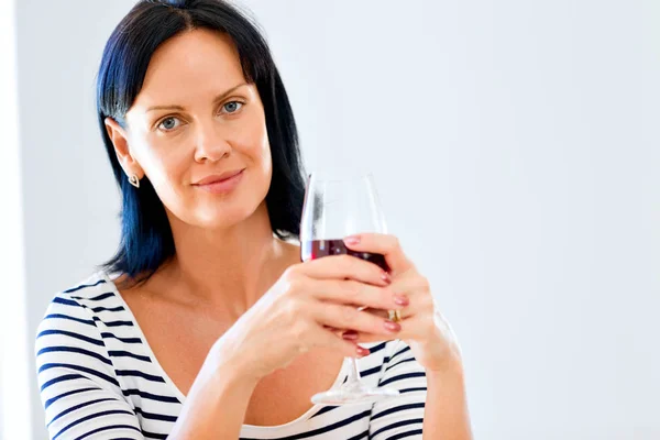 Mooie jonge vrouw met glas met rode wijn — Stockfoto