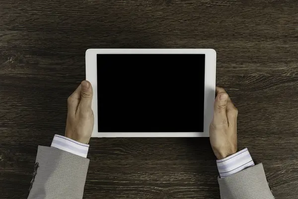 Tablet PC con pantalla en blanco en las manos —  Fotos de Stock
