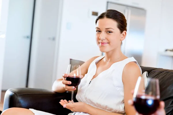 Belle jeune femme tenant un verre avec du vin rouge — Photo