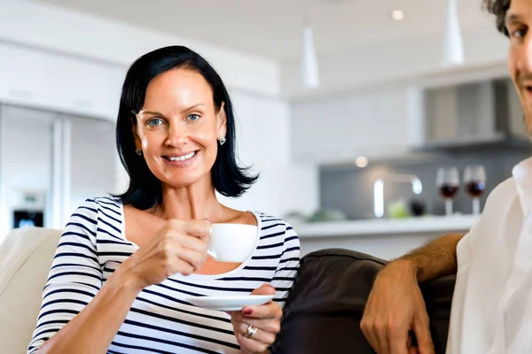 Donna che prende il tè a casa — Foto Stock