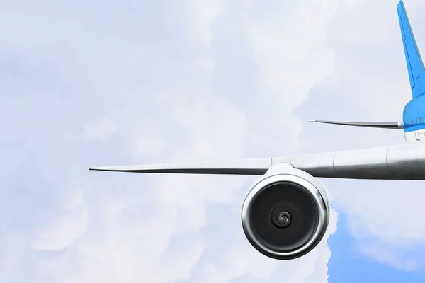 Stäng av flygplan i himlen. Mixed media — Stockfoto