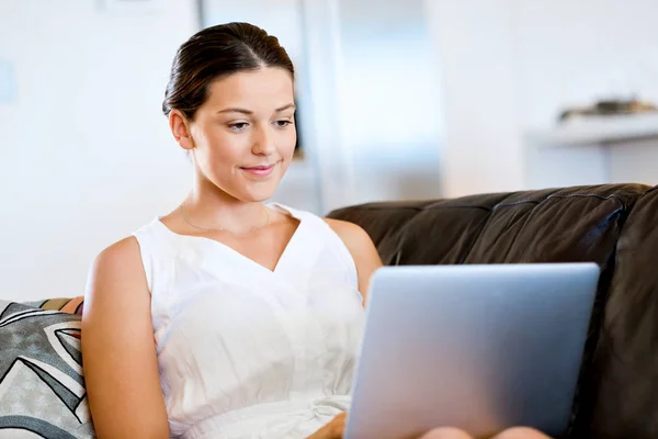Jonge mooie vrouw die op haar laptop werkt — Stockfoto