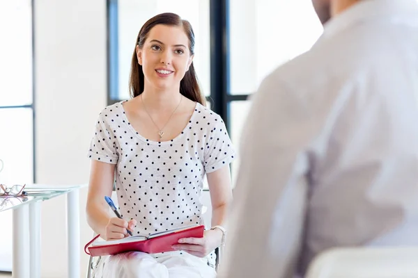 Mensen uit het bedrijfsleven op interview in kantoor — Stockfoto