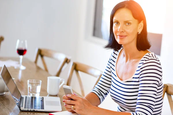 Retrato de mujer atractiva sosteniendo el teléfono — Foto de Stock