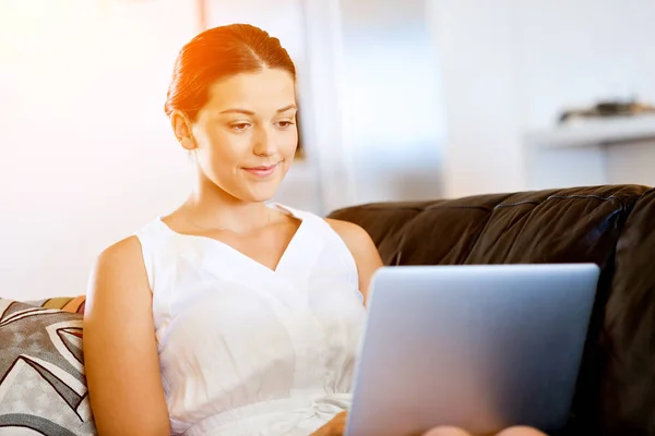 Jonge mooie vrouw die op haar laptop werkt — Stockfoto