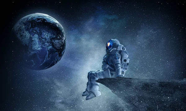 Űrhajós, a rock él. Vegyes technika — Stock Fotó