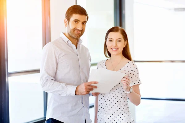 Beeld van twee jonge zakenlui in kantoor — Stockfoto