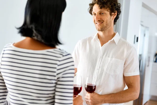 Jeune homme à l'écoute femme — Photo