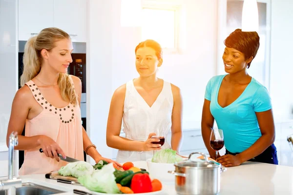 Junge Freundinnen in der Küche — Stockfoto