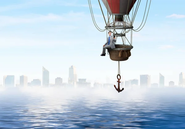 Zakenman reizen op luchtballon — Stockfoto
