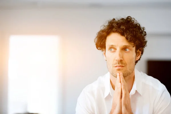 Portrait of a smart young man standing in kitchen — Stock Photo, Image