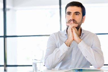 Ofisinde dalgın işadamı