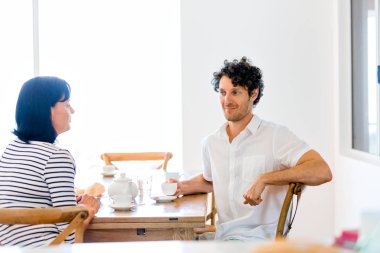 Çift evde oturan ve sohbet