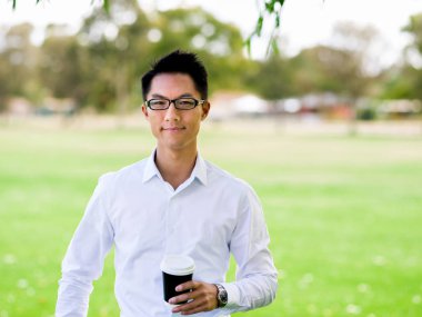 Adam bir parkta bir kahve molası