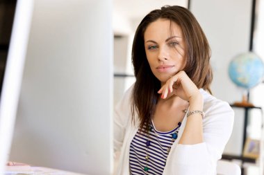 Mutlu girişimci veya serbest meslek sahibi bir ofis veya ev içinde