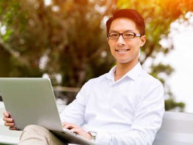 Parkta onun mola sırasında genç işadamı