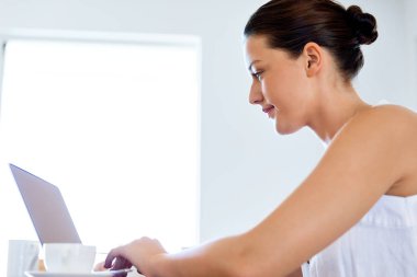 Onu laptop çalışan genç güzel kadın