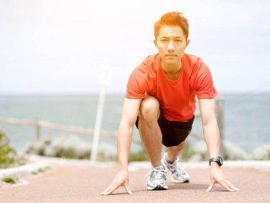 Genç adam bir çalıştırmak için hazırlanıyor