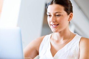 Onu laptop çalışan genç güzel kadın