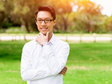 Parkta onun mola sırasında genç işadamı