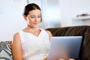 Onu laptop çalışan genç güzel kadın