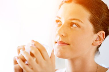 Çay veya kahve evde olan mutlu kadın