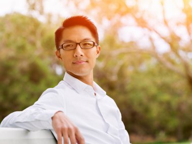 Parkta onun mola sırasında genç işadamı