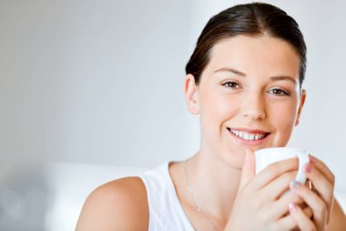 Çay veya kahve evde olan mutlu kadın