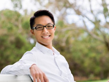 Parkta onun mola sırasında genç işadamı