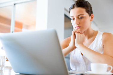 Onu laptop çalışan genç güzel kadın