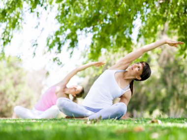 Genç kadın parkta egzersiz