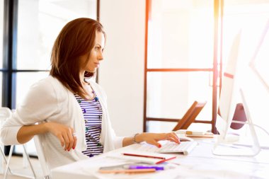 Bilgisayarda Office çalışan işkadını portresi