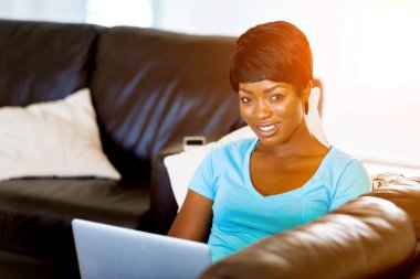 Onu laptop çalışan genç güzel kadın