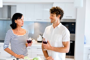 Çift birlikte evde yemek