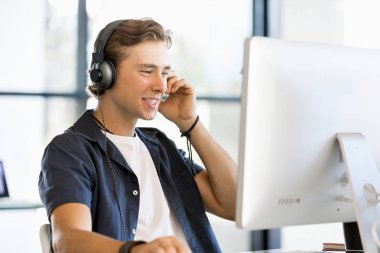 Mutlu genç adam tasarımcı çalışma