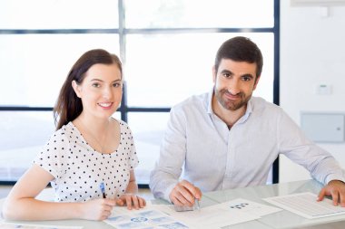 İki genç iş adamları Office görüntü