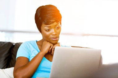 Onu laptop çalışan genç güzel kadın