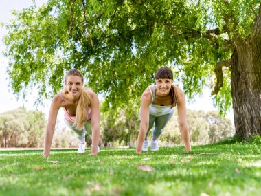 Genç kadın parkta egzersiz