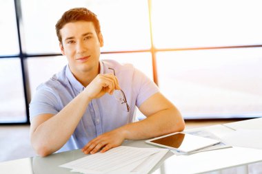 Ofiste rahat genç adam