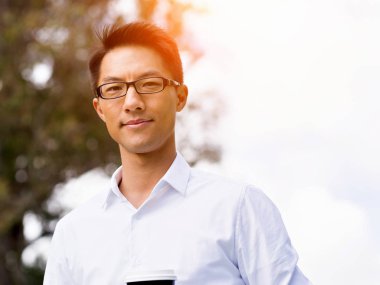 Adam bir parkta bir kahve molası