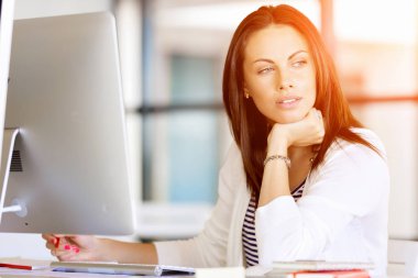 Mutlu girişimci veya serbest meslek sahibi bir ofis veya ev içinde