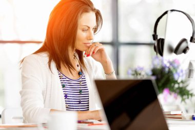 Mutlu girişimci veya serbest meslek sahibi bir ofis veya ev içinde