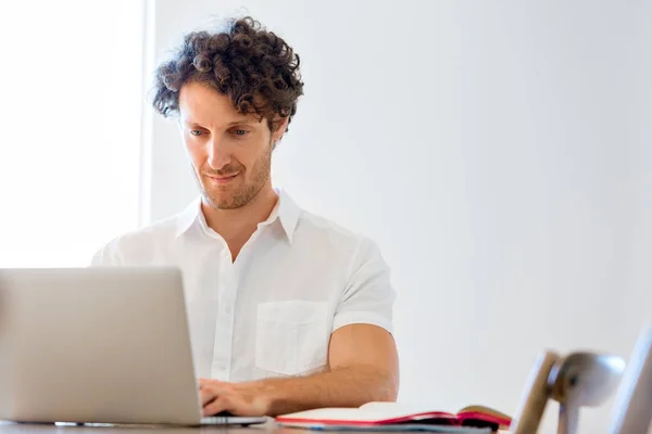 Man working on laptop at home — Stock Photo, Image