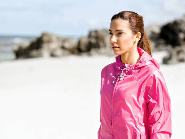 Mulher atlética de sportswear em pé à beira-mar — Fotografia de Stock