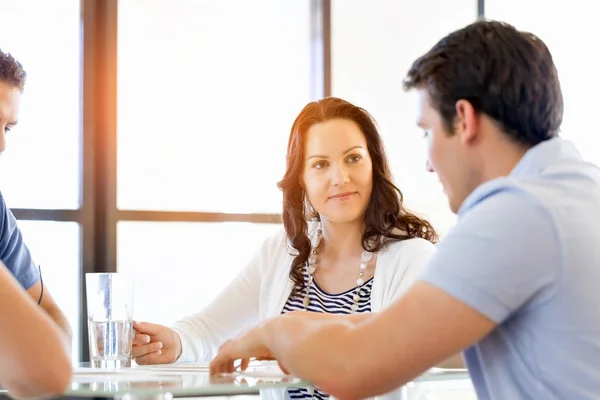 Felice imprenditore o libero professionista in un ufficio o in casa — Foto Stock