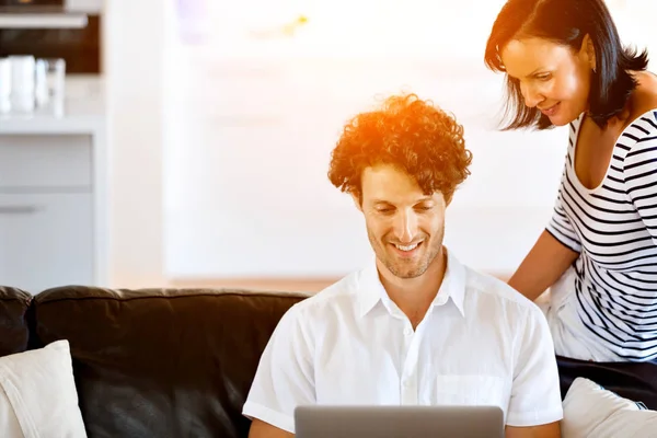 Pareja en casa usando laptop —  Fotos de Stock