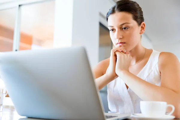 Jonge mooie vrouw die op haar laptop werkt — Stockfoto