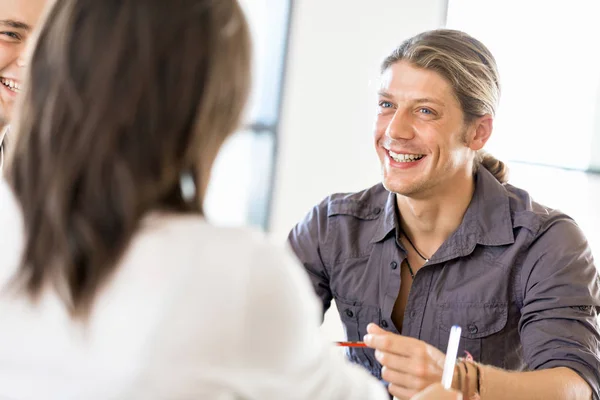 Ung man i casual i office — Stockfoto