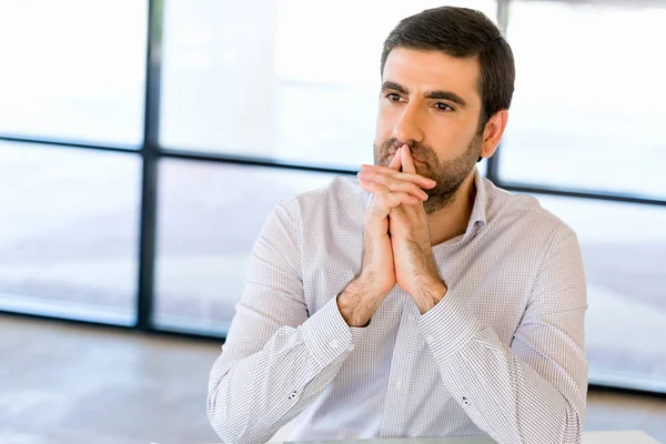 Nachdenklicher Geschäftsmann im Amt — Stockfoto